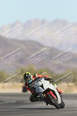 media/Oct-30-2025-Racers Edge (Thu) [[dabbdaf680]]/3-B Group/Session 2 (Turn 14)/